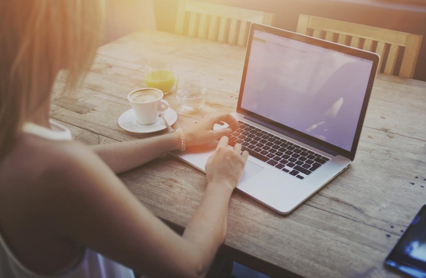 Sesión de trabajo colaborativo en creatividad empresarial
